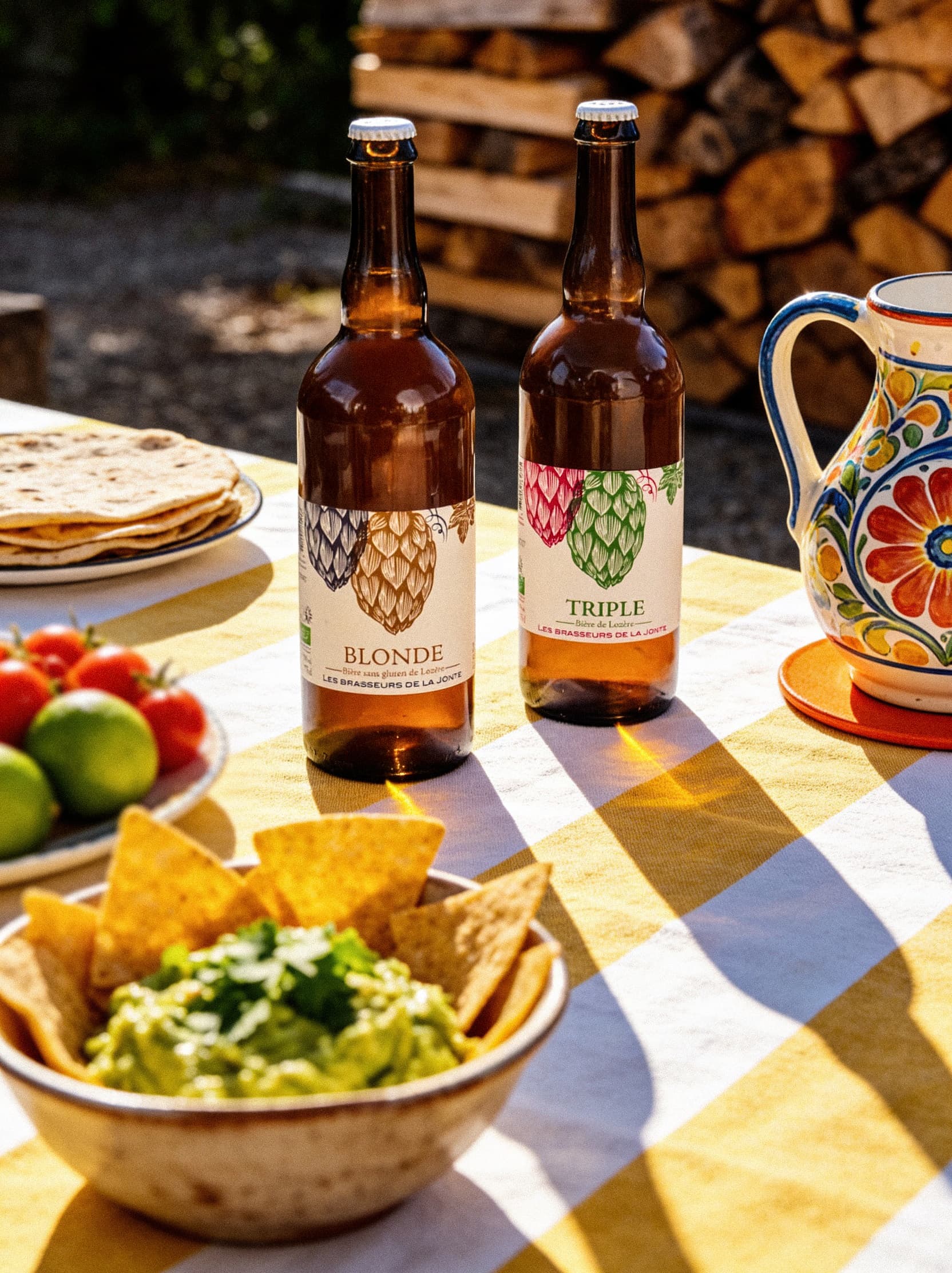 Photo lifestyle Brasserie de la Jonte pour l'Épicerie de la Gare — bières Blonde et Triple en terrasse