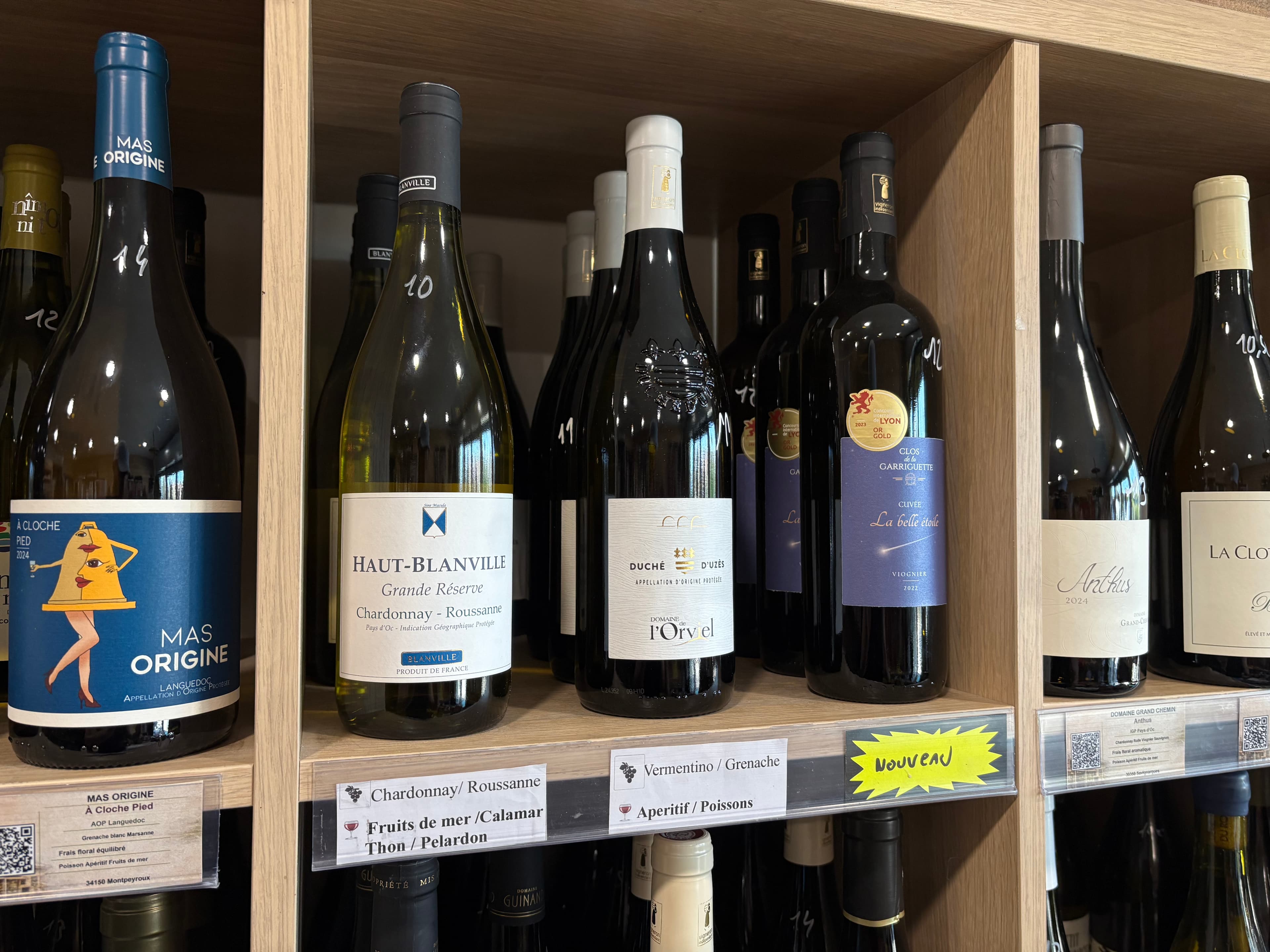 Rayon vin Épicerie de la Gare avant les étiquettes enrichies — simple étiquette prix