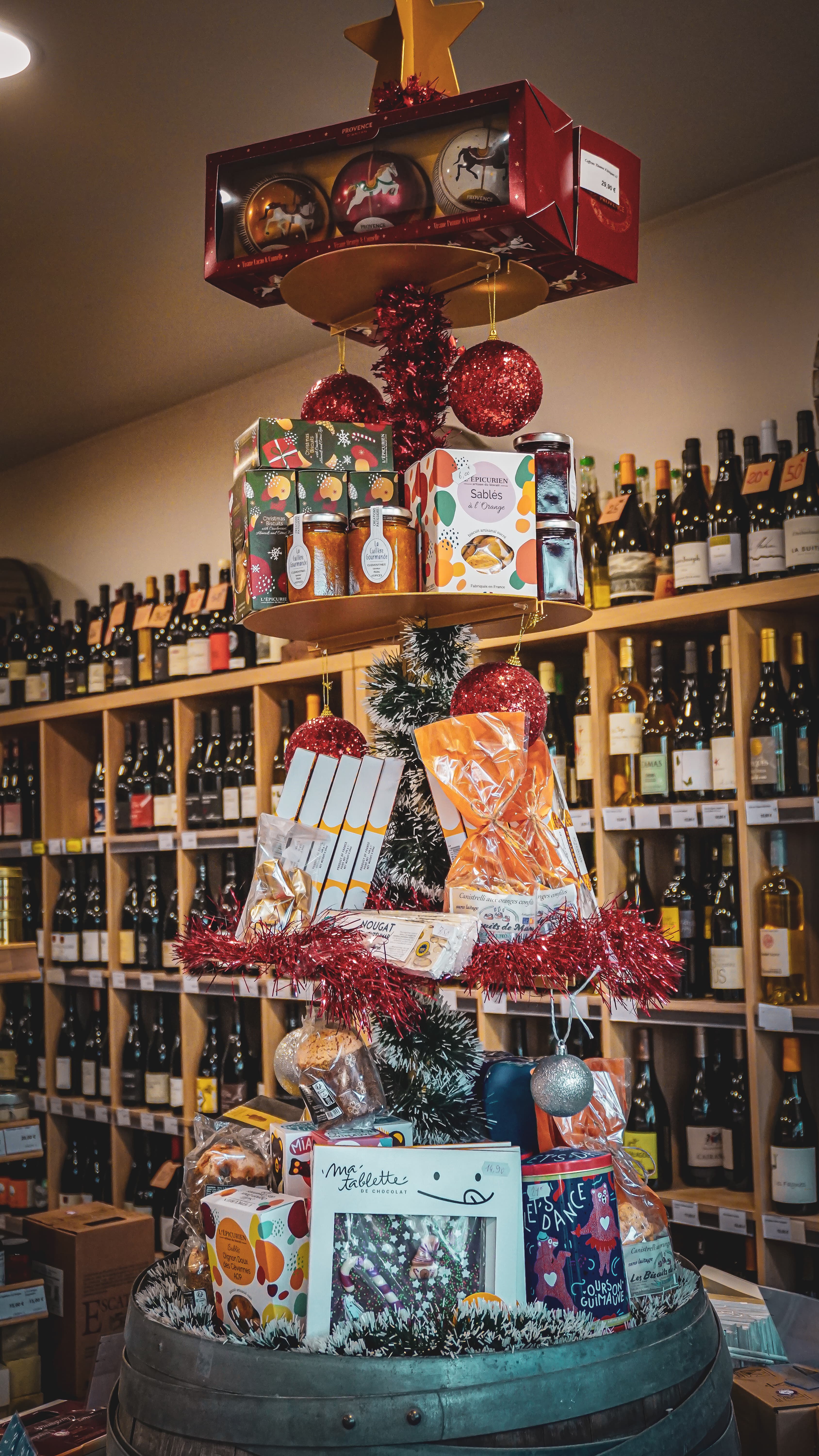 Agencement Noël épicerie fine — présentoir zone chaude Congénies
