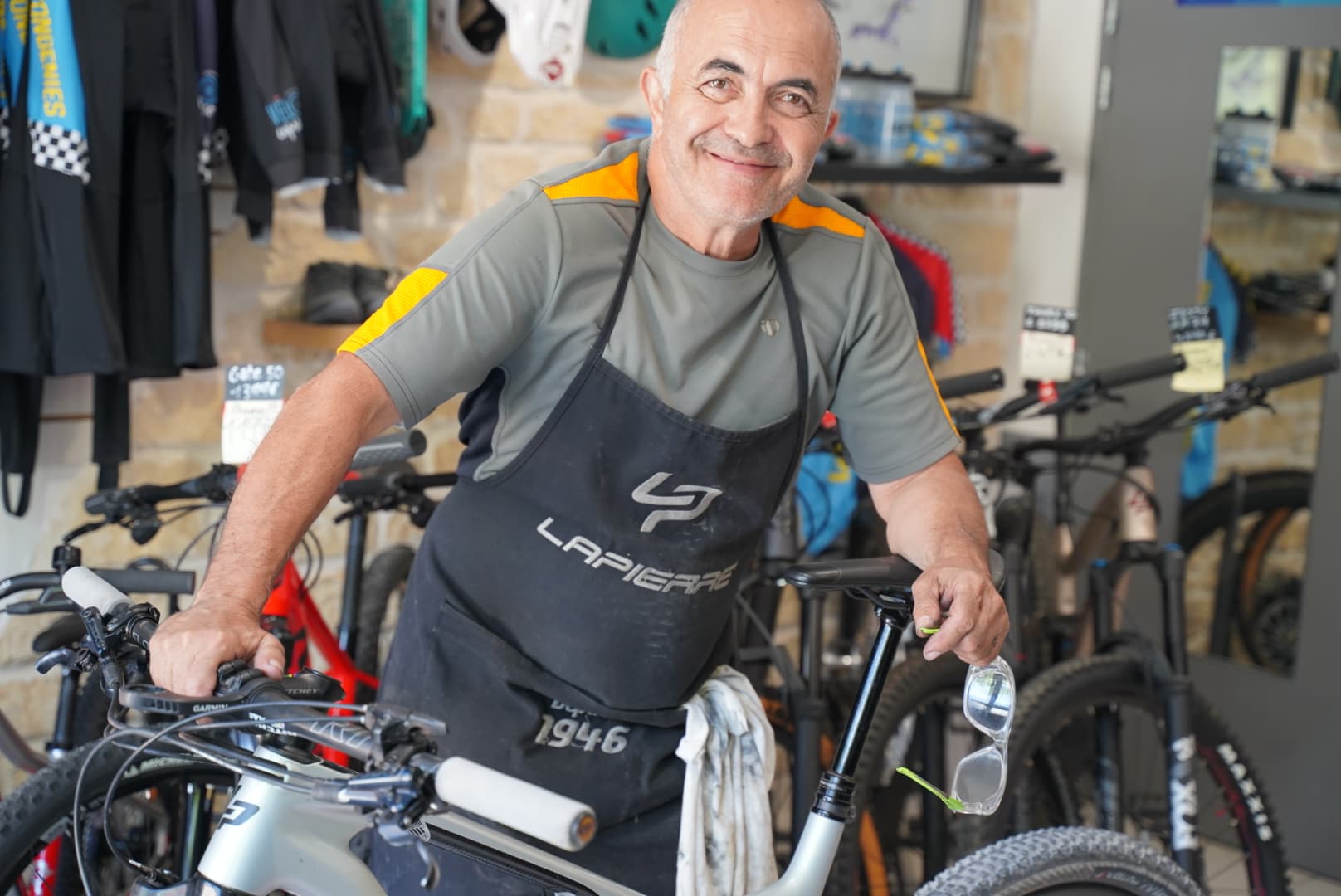 Thierry, vendeur Vélo Expresso — polo vendeur et branding magasin